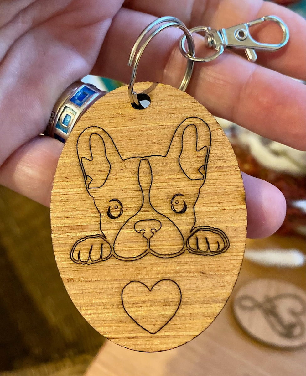 PORTE-CLES en bois gravé et découpé