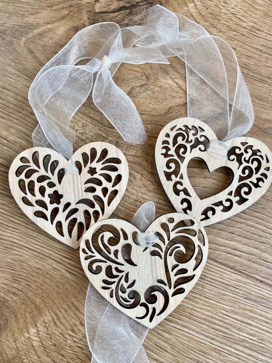 Déco COEURS découpés en bois à suspendre