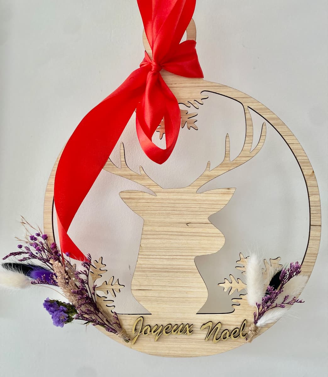 Déco boule bois découpée avec motifs de Noël