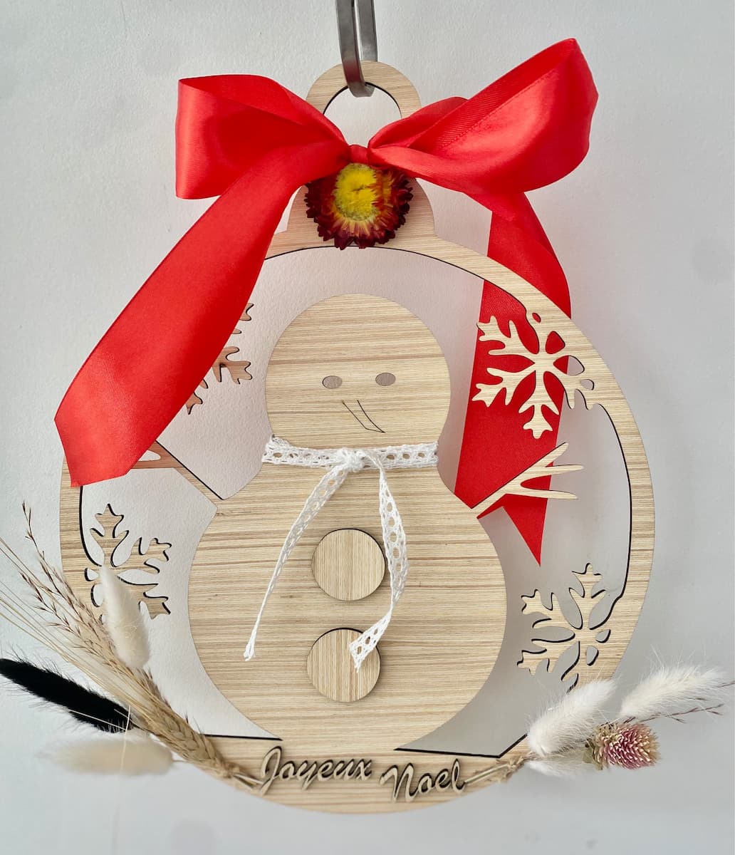 Déco boule bois découpée avec motifs de Noël