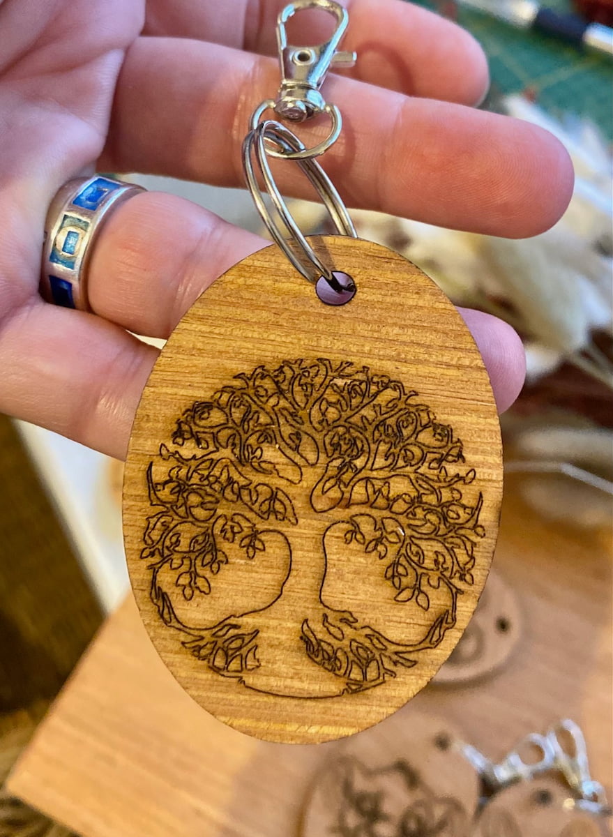 PORTE-CLES en bois gravé et découpé