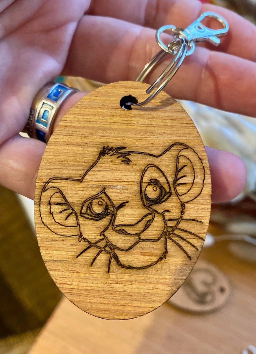 PORTE-CLES en bois gravé et découpé